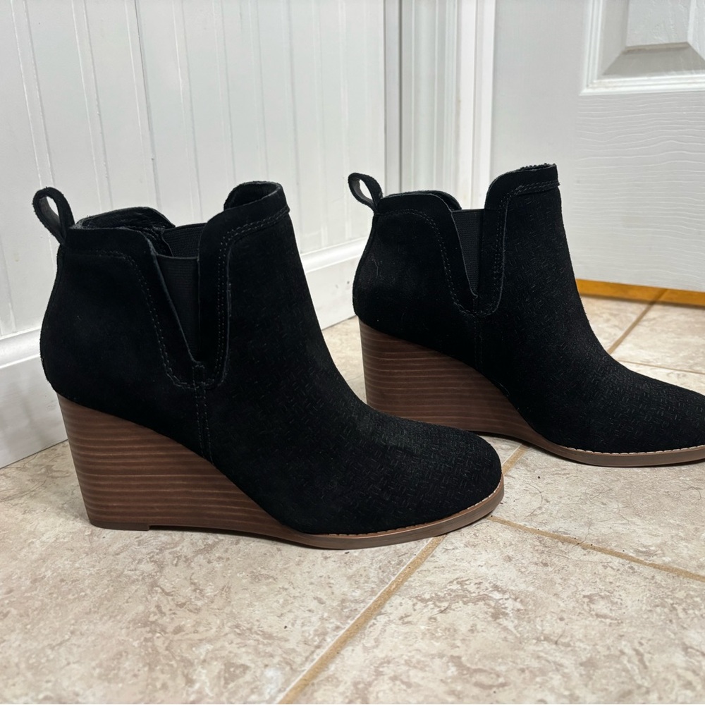 NWOT Crown Vintage Black Wedge Ankle Boots